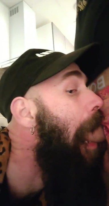 Hetero rocker mate proeft voor het eerst pik