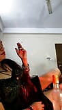 핫하고 섹시한 여성이 보드카를 마시고, 섹스를 즐기기 위해 담배를 피워 snapshot 11