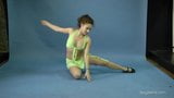 Mila Gimnasterka allarga le sue gambe sexy sul pavimento snapshot 7