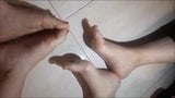 Dina et fofi bougent les pieds snapshot 4