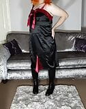 Robe travestie sexy en satin rouge et noir snapshot 1