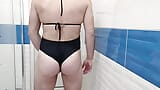 Crossdresser vistiendo traje de baño negro de una pieza snapshot 2