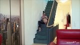 Худу німецьку маму трахає друг її пасинка на сходах snapshot 5