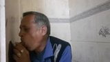 Un vieux papa indien suce une bite au gloryhole snapshot 2