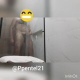 Pedro pist tijdens het douchen en drinkt de laatste paar jets snapshot 4