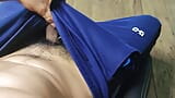 bărbatul ejaculează de trei ori în pantalonii lui de sport snapshot 3