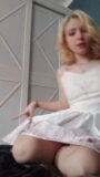 Masturbation douce maison dans une robe blanche et orgasme passionné snapshot 3