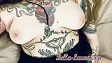 La dolce ragazza tatuata gioca con i suoi giocattoli! snapshot 12