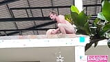 Pasangan eksibisualis asli ngentot di balkon sambil pamer sekilas snapshot 4