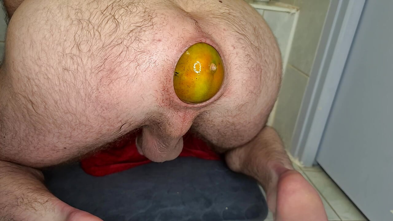 Une mangue extrêmement grosse dans le cul