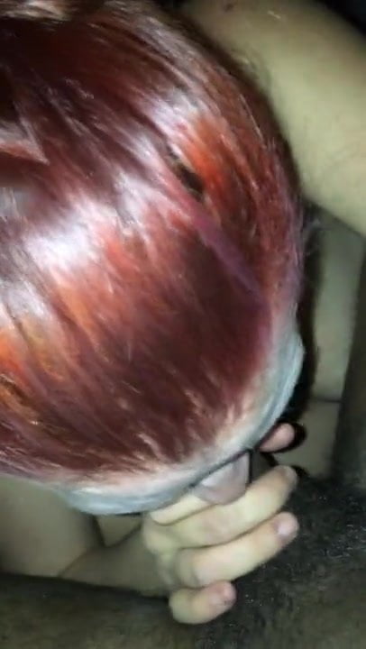 Sexy Rothaarige gibt BBC Blowjob