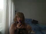 Une trans MILF excitée simule une pipe en jouant avec un vibromasseur devant une webcam snapshot 8