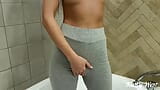 No pude resistir y orinar en pantalones cortos snapshot 4