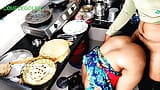 Sexo en la cocina: la madrastra está sentada para comer comida hasta que nos vamos snapshot 15