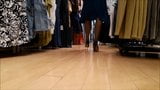 Crossdresser caminando sobre piso de madera con tacones de aguja snapshot 1