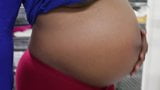 Menina grávida do gueto, underboobs snapshot 5