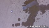 Застенчивая крошка из Японии писает на полу несколько раз snapshot 12