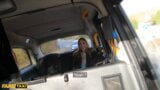 Fake taxi Jayla de Angelis wikkelt haar handschoenen om de pik van Cabbie snapshot 6