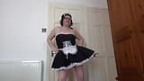 sexig brunett fru i fransk städerska uniform dansande striptease snapshot 4