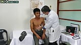 Dojrzały gej lekarz rucha azjatycką lewatywa w swojej ambulatorium snapshot 1