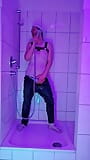 Pi im Badezimmer in blauen Jeans snapshot 9