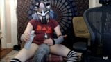 Un femboy en cage joue avec son plug de queue snapshot 8