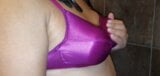 Soutien-gorge en satin violet en gros plan snapshot 9