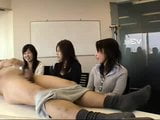 3 Japanse vrouwen kijken toe hoe man masturbeert snapshot 6