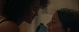 Nathalie Emmanuel și Britt Low - "Holly dormit peste" snapshot 2