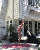 Kate Beckinsale doet yoga buitenshuis snapshot 9