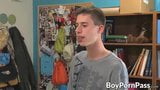 Pareja de twink caliente tiene un sexo divertido en la cama snapshot 1