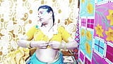 Tía india de mediana edad con grandes tetas se folla con hablar sucio telugu snapshot 2