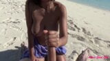 Gorąca azjatycka dziewczyna pokazuje jej cycki i szarpie kutasa na plaży snapshot 10