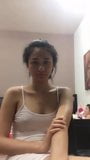 Wunderschönes junges thailändisches Mädchen im Nachthemd vor ihrer Webcam snapshot 18