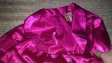 Bộ đồ ngủ satin màu hồng nóng với đường ống màu đen snapshot 1