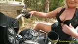 Revving Harleys macht ihre Muschi nass! snapshot 16