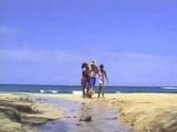 Un uomo fortunato sulla spiaggia con due ninfe ebano snapshot 1