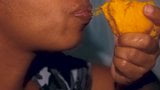 Sexig mun ebenholts leker med en mango snapshot 11
