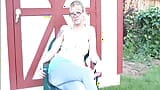 blonde Milf zeigt euch wie man einen Schwanz lutscht snapshot 1