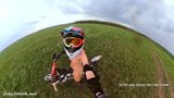 Nackte Frau auf einem Dirt Bike snapshot 17