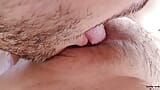 Close-up ekstrem dengan klitoris! Jilat memek bebas yang belum dicukur sampai muncrat snapshot 3