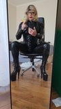 Rachel zit in een latex catsuit en een pvc -korset snapshot 1