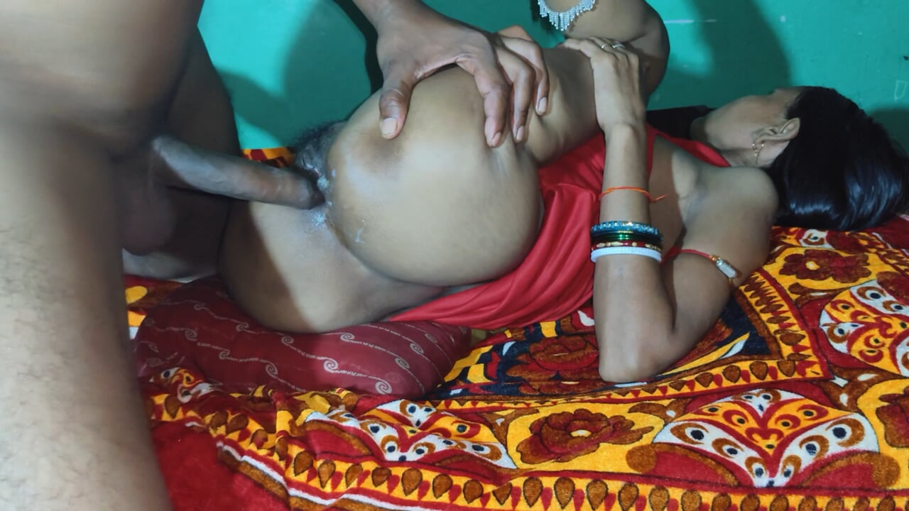 Nisha bhabhi pati ko Dhokha de rahi hai Patti ka dost ke sath gand chudai video