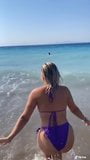 Chica tiktoker caliente en la playa con grandes tetas snapshot 4