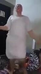 自宅でエジプト人ダンス