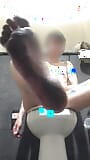 Masturbándome y mostrando mis pies sucios en un baño público snapshot 2