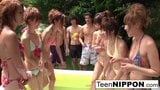 ¡Un grupo de chicas japonesas en bikini tienen un combate de lucha libre! snapshot 12