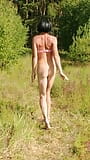 Estoy caminando por el bosque casi desnuda, con sujetador y zapatos snapshot 3