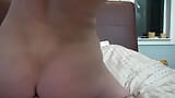 Sexy tiener wordt geil in het bubbelbad en neukt een enorme pik pov snapshot 10