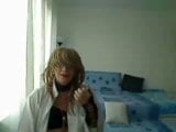 Geile milf transdame raakt haar lichaam aan en pronkt in een witte blouse, een staande panty en hoge hakken snapshot 1